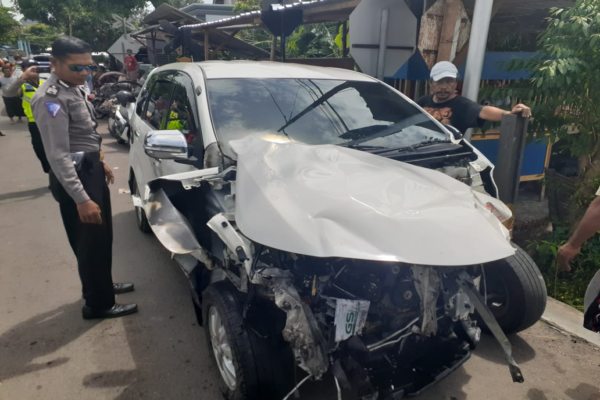 Terobos Perlintasan, Mobil Tertabrak KA Logawa di Nganjuk