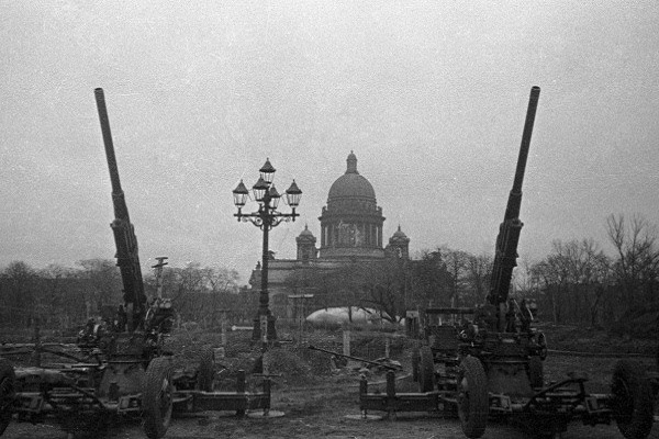 Senjata antipesawat yang menjaga langit Leningrad, Uni Soviet dari serangan Jerman semasa Pengepungan Leningrad. (Wikimedia.org)