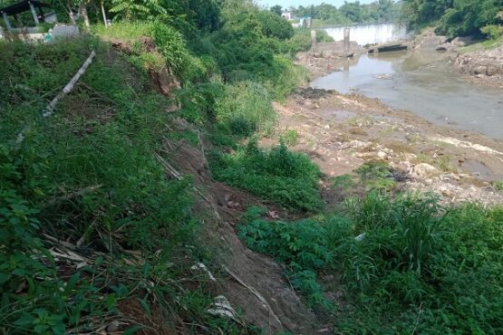 Kawasan makam Bendungan, RT RT 004/RW 006, Desa Klodran. Colomadu, yang terkena longsor pada akhir 2018. Hingga saat ini dinding sungai bekas longsor belum dicor. Foto diambil Rabu (29/1/2020). (Solopos/M. Aris Munandar)