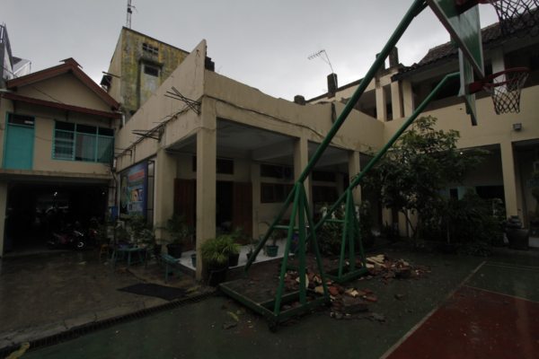 Tembok Pengaman SMPN 13 Solo Runtuh Akibat Hujan Deras - Solopos.com |  Panduan Informasi dan Inspirasi