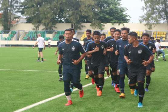 Para pemain PSIS Semarang tengah melakukan pemanasan sebelum menjalani latihan di Stadion Citarum, Kota Semarang, Kamis (30/1/2020). (Semarangpos.com-Imam Yuda S.)