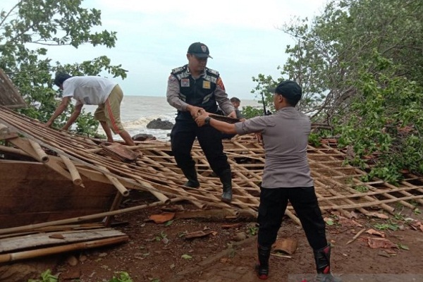 5 Warung di Batang Porak Poranda Diterjang Puting Beliung