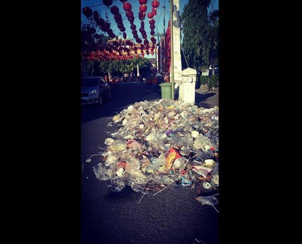 Sampah bekas makanan dan minuman berserakan di sekitar Pasar Gede, Solo, Minggu (19/1/2020). (Istimewa/Y.F. Sukasno)