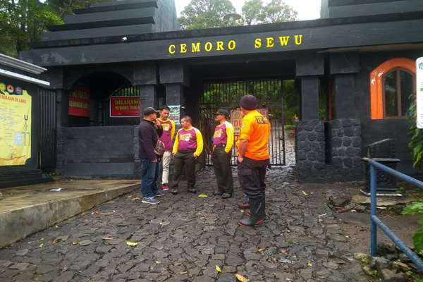 Petugas berjaga di jalur pendakian Gunung Lawu via Cemoro Sewu, Jumat (10/1/2020). (Istimewa-Dinas Pariwisata, Pemuda, dan Olahraga Karanganyar)