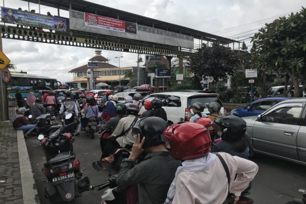 Jalur Karanganyar-Tawangmangu macet pada libur Tahun Baru, Rabu (1/1/2020). (Solopos/Candra Mantovani)