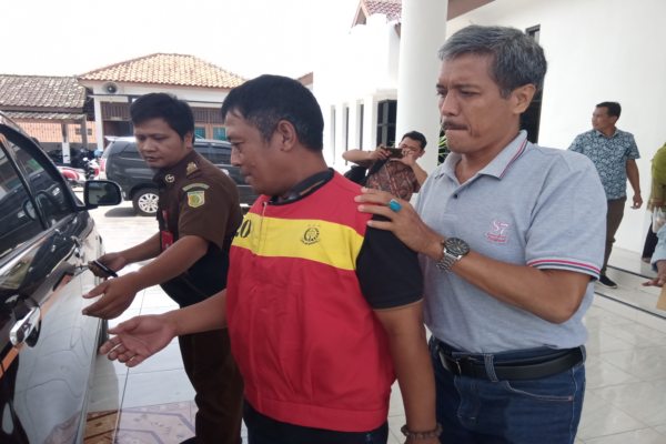 Tersangka kasus pungli alsintan jilid II Sragen, Supriyanto, dibawa dari Kantor Kejari ke LP Sragen, Kamis (6/2/2020). (Solopos/Tri Rahayu)