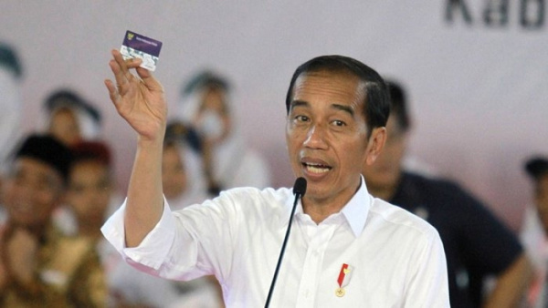 Presiden Joko Widodo (Jokowi) memberikan sambutan saat penyerahan Kartu Indonesia Pintar (KIP) di GOR David Tonny, Kabupaten Gorontalo, Gorontalo, Jumat (1/3/2019). (Antara/Adiwinata Solihin)