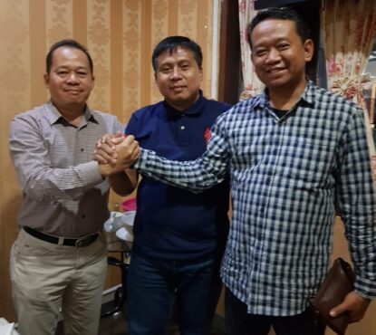 Politisi Sukiman-Iriyanto Sragen Saiful Hidayat (tengah) mempertemukan Dedy Endriyatno (kanan) dan Sukiman (kiri) di sebuah restoran di Halim Perdana Kusuma, Jakarta, Selasa (25/2/2020) pagi. (Istimewa) Penyelesaian sragen berita paling populer
