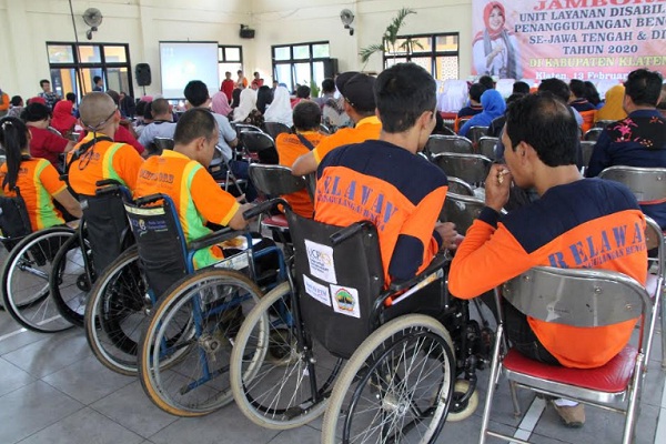 Para penyandang tuna daksa mengikuti kegiatan jambore Unit Layanan Disabilitas Penanggulangan Bencana se-Jateng dan DIY di selter pengungsian Desa Kebondalemlor, Kecamatan Prambanan, Kabupaten Klaten, Jateng, Kamis (13/2/2020). (Solopos-Taufiq Sidik Prakoso)