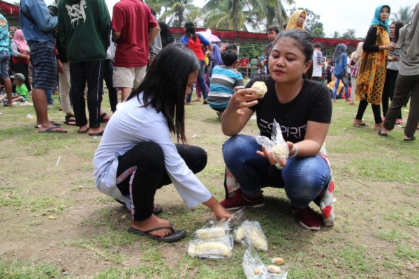 Warga memakan buah durian yang berhasil didapatkan saat digelar Festival Durian di Lapangan Desa Randulanang, Kecamatan Jatinom, Minggu (2/2/2020). (Solopos/Taufiq Sidik Prakoso)