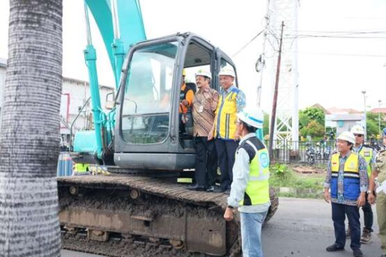 Prosesi pembongkaran median jalan sebagai tanda dimulainya pembangunan flyover Purwosari Solo, Rabu (5/2/2020). (Solopos-Wahyu Prakoso)