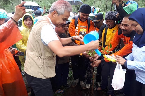 Gubernur Jateng, Ganjar Pranowo, menanam bibit pohon di Bukit Mongkrang, Kecamatan Tawangmangu, Kabupaten Karanganyar, Jateng, Rabu (12/2/2020). (Solopos-Sri Sumi Handayani)