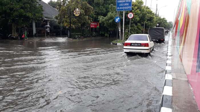 Air menggenang di jalan sisi barat flyover Manahan Solo, Selasa (25/2/2020). (Solopos-Nicolous Irawan)