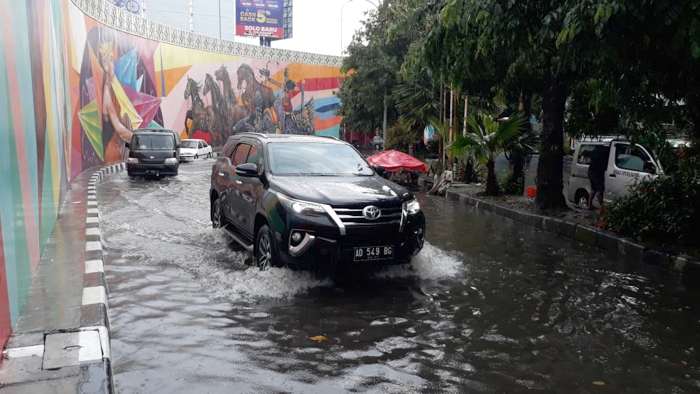 Air menggenang di jalan sisi barat flyover Manahan Solo, Selasa (25/2/2020). (Solopos-Nicolous Irawan)