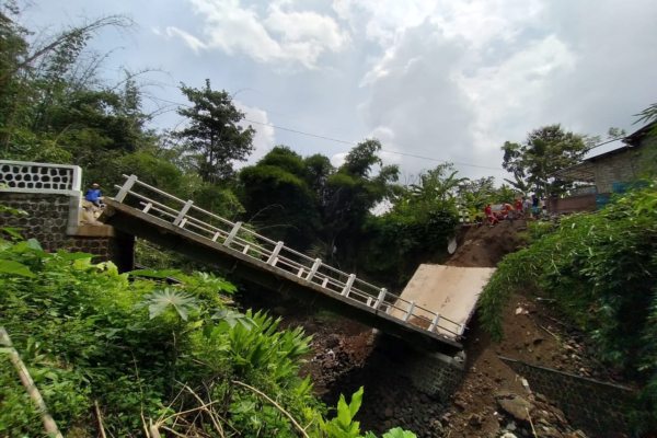 Jembatan Pusung, Sidodadi, Boyolali, yang roboh, Senin (24/2/2020). (Solopos/Bayu Jatmiko Adi)