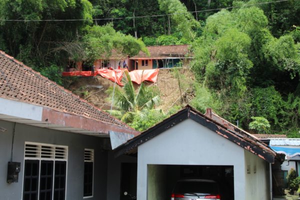 Rumah di lereng Bukit Sidoguro, Bayat, Klaten, yang terancam longsor, Senin (17/2/2020). (Solopos/Taufiq Sidik Prakoso)