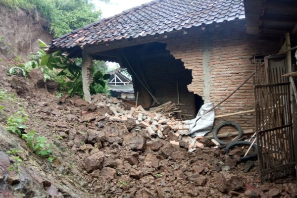 Tembok belakang rumah warga Karangtengah, Wonogiri, yang jebol akibat tertimpa longsor, Kamis (27/2/2020). (Istimewa/BPBD Wonogiri)