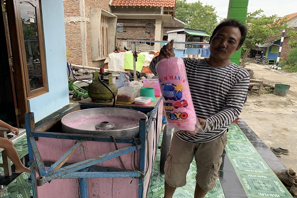 30 Tahun Jualan Arum Manis, Pria Karanganyar Ini Kantongi hingga Rp15 Juta Per Bulan