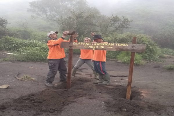 Petugas memasang papan tanda larangan mendirikan tenda di kawasan Pos 2 Pandean pada jalur pendakian Merbabu via Selo, Boyolali., Kamis (6/2/2020). (Istimewa/BTNGMb).