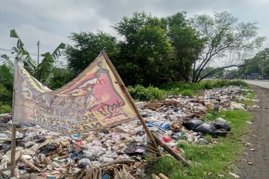 Tumpukan sampah di Jl. Ring Road Mojosongo, Solo. (Solopos/Nicolous Irawan)