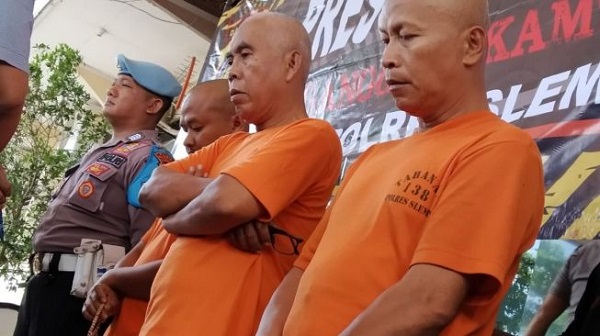 Tiga tersangka tragedi susur Sungai Sempor dihadirkan dalam gelar perkara di Mapolres Sleman, DIY, Selasa (25/2/2020). (Suara.com)