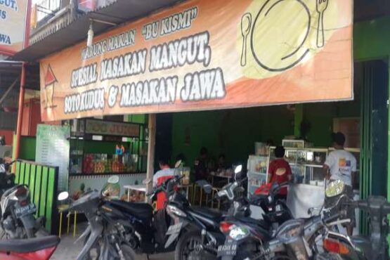 Warung Bu Kismi di pinggir jalan raya Mbogo-Triyagan, Kecamatan Mojolaban, Sukoharjo. (Solopos-Indah Septiyaning W.)