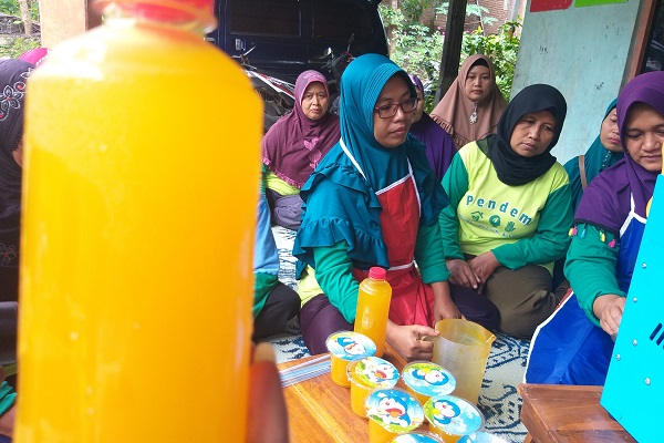 Ibu-ibu di Pendem, Desa Jarum, Klaten meracik jamu di desa setempat, Senin (9/3/2020). (Ponco Suseno/Solopos)