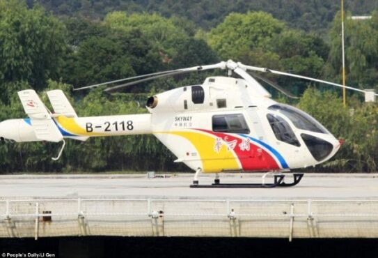 Helikopter menjadi transportasi umum di desa ini (dailymail)