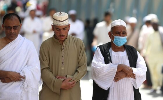 Jemaah di Masjidil Haram sedang salat sambil mengenakan masker untuk mengantisipasi virus corona, 27 Februari 2020. (Reuters/Ganoo Essa)