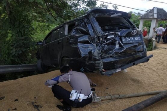 Anggota Satuan Lalu Lintas Polres Brebes mengamati mobil Inova yang ditabrak truk gandeng di simpang tiga teminal lama Bumiayu, Kabupaten Brebes, Jawa Tengah,Selasa (31/3/2020) siang. (Antara-Satlantas Polres Brebes)