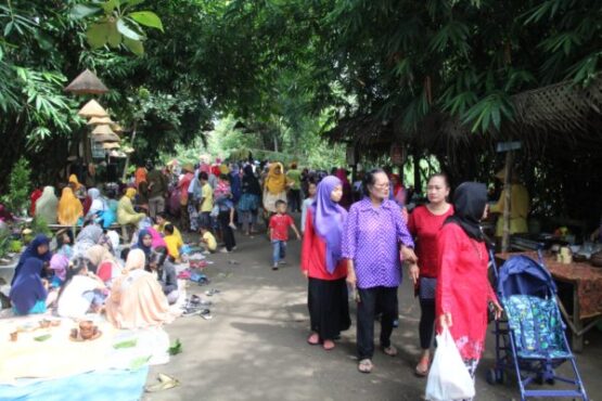 Pengunjung memadati jalan di pinggir Kali Ujung, Dukuh Bayat, Desa Belikan, Wedi, Klaten, saat digelar Peken Pinggul Melikan, MInggu (1/3/2020). (Solopos/Taufiq Sidik Prakoso)