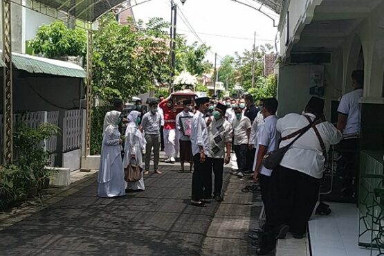 Presiden Joko Widodo (Jokowi) akan memasuki masjid baiturrahman, banyuanyar