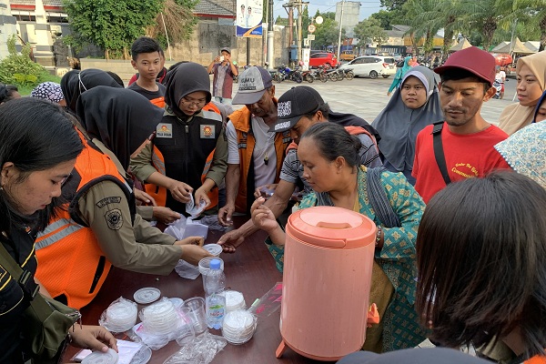 Wabah Corona, Satpol PP Karanganyar Bagi-Bagi Jamu Jokowi