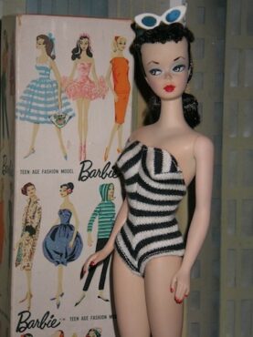 Boneka pertama Barbie yang diperkenalkan pada Maret 1959. (Wikipedia.org)