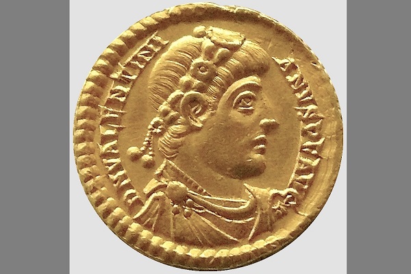 Koin yang diyakini bergambar Valentinian I. (Wikipedia.org)