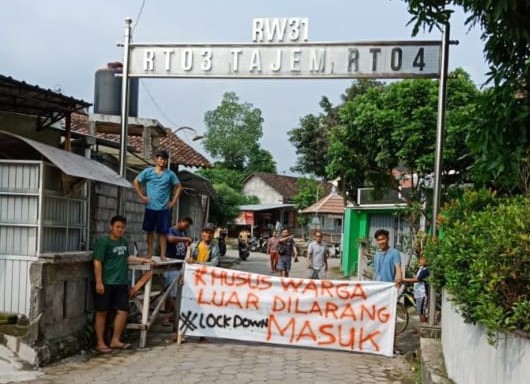 Warga Tajem, Maguwoharjo, Depok, Sleman, melakukan lockdown kampung