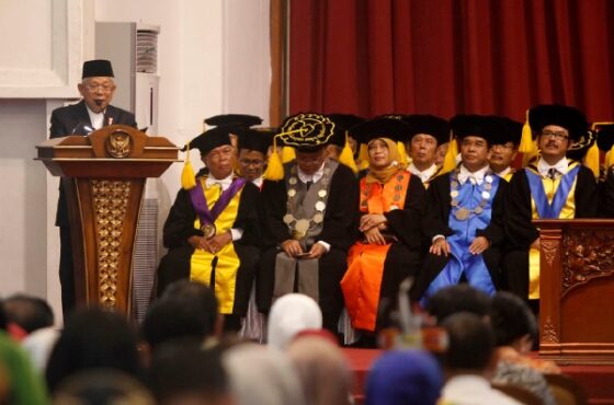 ma'ruf amin pidato di UNS Solo seusai menerima penghargaan