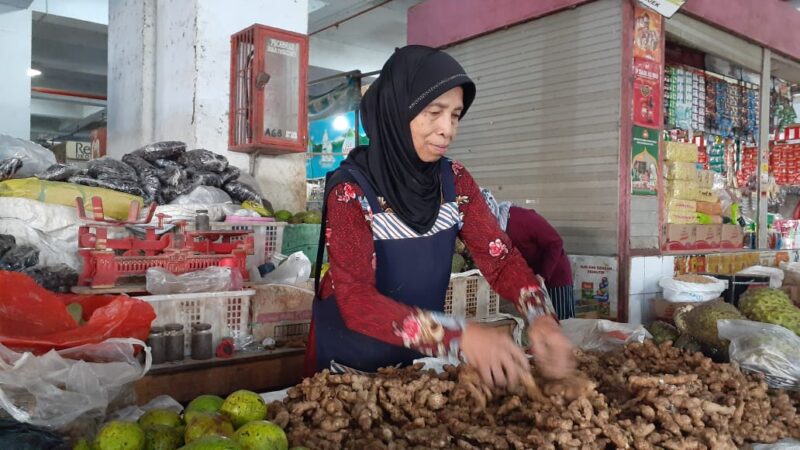Seorang pedagang empon-empon di Pasar Besar Madiun menata jahe di lapaknya, Jumat (6/3/2020). (Abdul Jalil/Madiunpos.com)