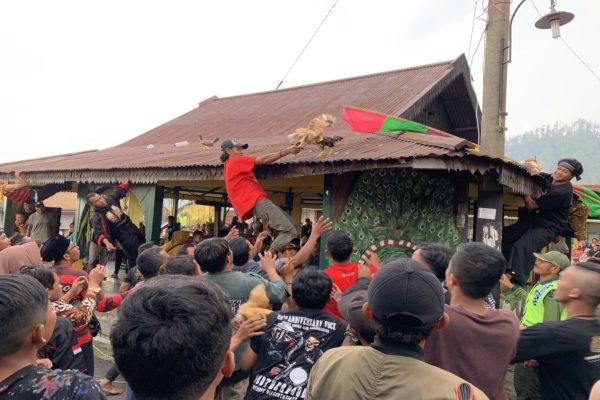 tradisi mondosiyo di karanganyar lempar ayam