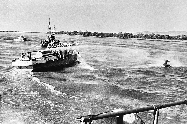 Kapal Uni Soviet dengan meriam air melawan nelayan China di Sungai Ussuri, 6 Mei 1969. (Wikipedia.org)