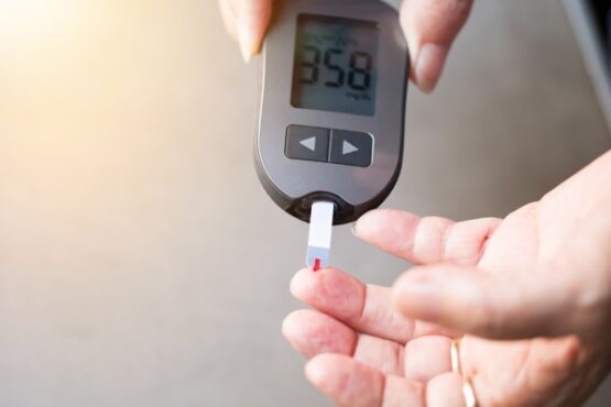 Ilustrasi pengecekan darah untuk diabetes