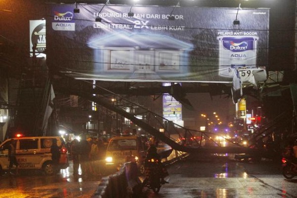 jembatan penyeberangan orang pasar kartasura ambruk roboh