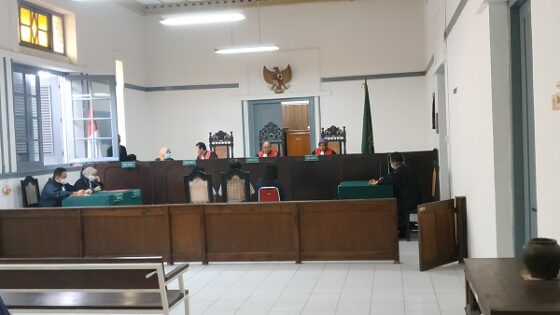 putusan dalam kasus penuntutan persidangan solo UOB tanda tangan bank palsu