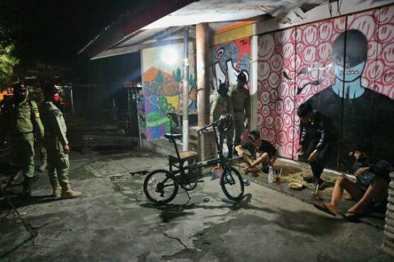 Razia di Solo Satpol PP menertibkan masyarakat yang masih nongkrong hingga larut malam. (Istimewa/Muhammad Thorix)