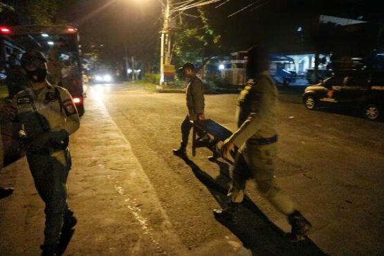 Razia di Solo Satpol PP menertibkan masyarakat yang masih nongkrong hingga larut malam. (Istimewa/Muhammad Thorix)