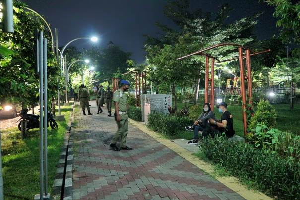 Razia Kerumunan, Aparat Gulung Tikar & Pasangan Berduaan di Taman Mojosongo Solo