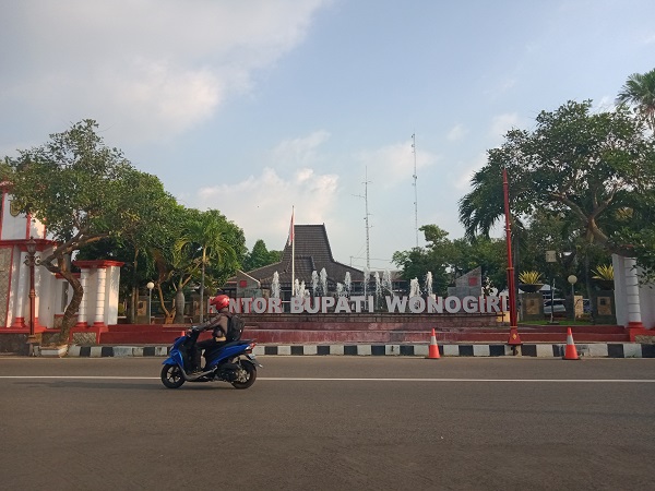 Pengendaran motor melintas di depan Kantor Bupati Wonogiri, Rabu (22/4/2020) sore. (Solopos/M. Aris Munandar)