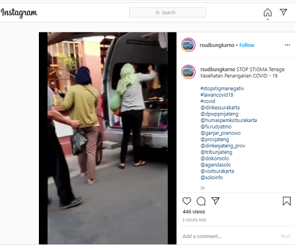 Perawat RSUD Bung Karno Solo dijemput menggunakan ambulans karena yang diusir dari indekosnya di Grogol, Sukoharjo, Jumat (24/4/2020). (Instagram @rsudbungkarno)