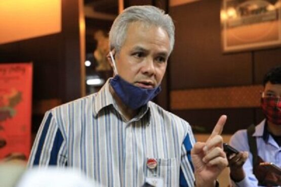 Gubernur Jateng, Ganjar Pranowo, mengimbau buruh tak melakukan demo saat Hari Buruh atau May Day.(Semarangpos.com-Humas Pemprov Jateng) orang mabuk bansos jokowi fadli zon, bupati karanganyar izinkan salat idulfitri di lapangan