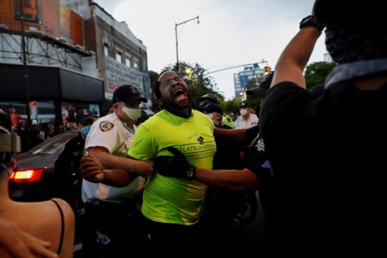 Aksi protes di Minneapolis, Minnesota, AS, 29 Mei 2020. (Reuters/Shannon Stapleton)